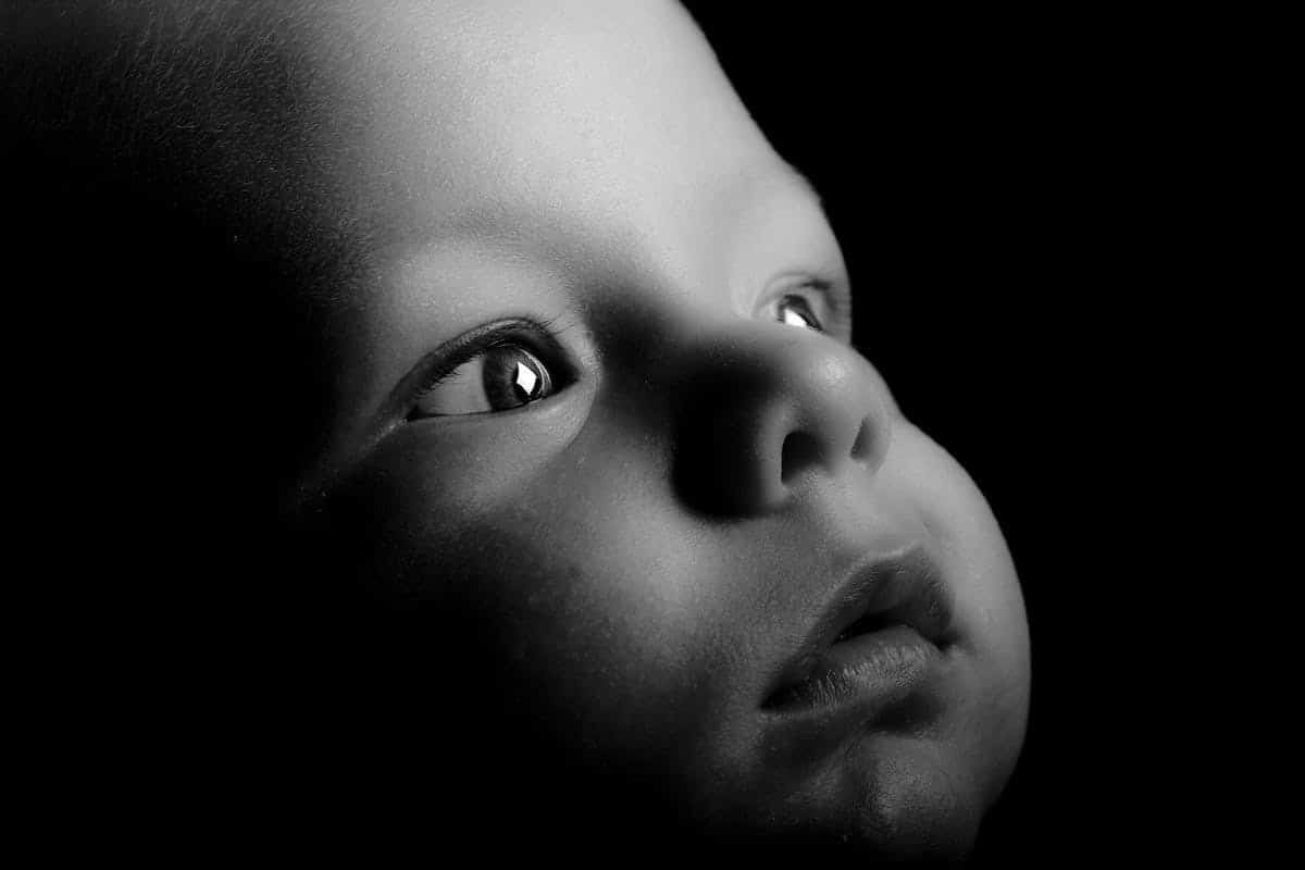 La reconnaissance des visages chez le nouveau-né : quand bébé identifie-t-il ses proches ?