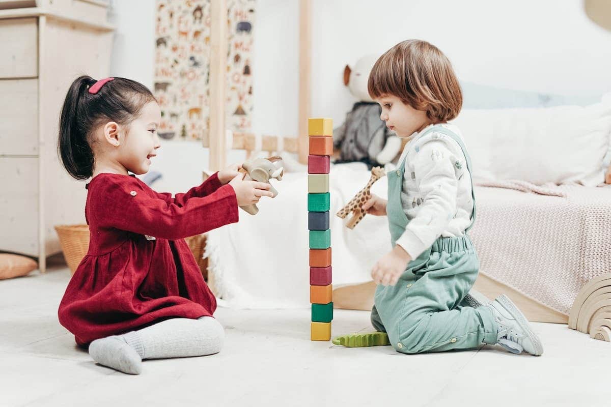 Les métiers de la petite enfance : revenus et perspectives professionnelles