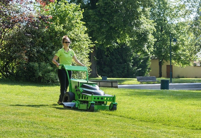 Acheter une tondeuse pour sa pelouse : pourquoi choisir le modèle thermique ?